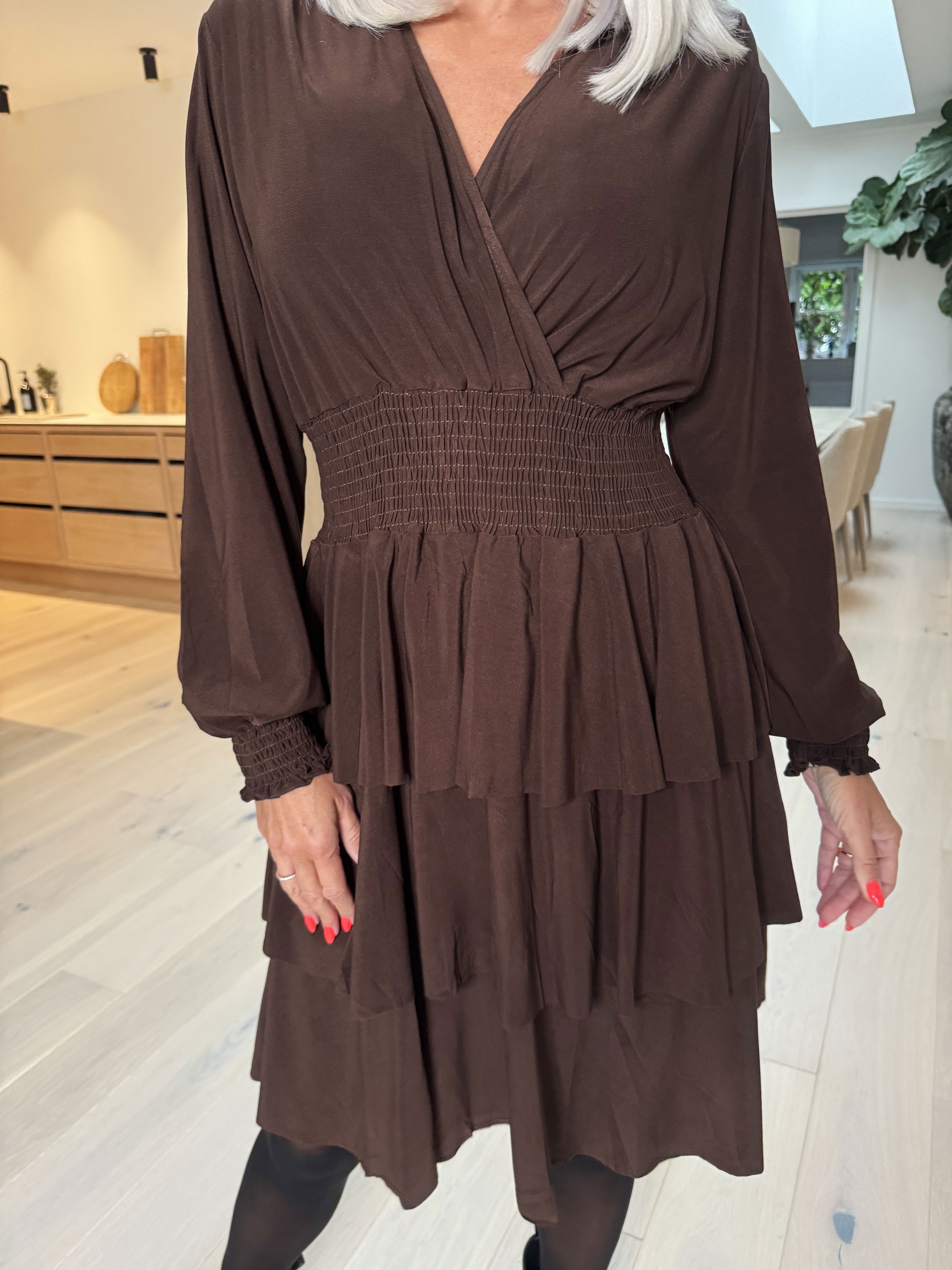 Pams Plain Frills - Söt enfärgad klänning med resår och volanger